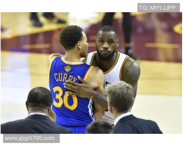 库里28分勇士拒逆转，巴特勒伤退热火崩盘，布克空砍38分太阳惜败